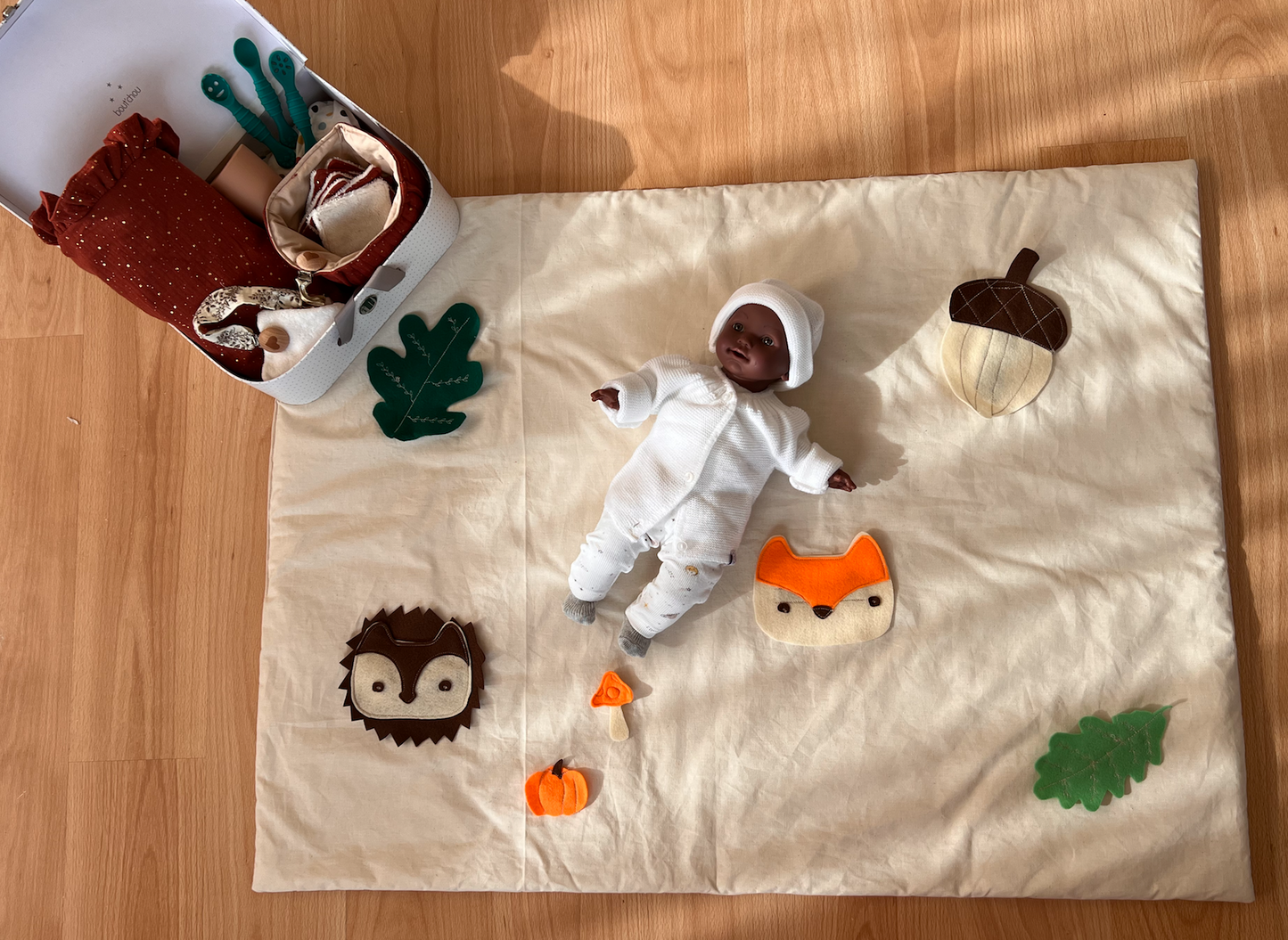 Tapis d’Éveil bébé fait main et thème personnalisable (100x80) : décorations amovibles à scratch